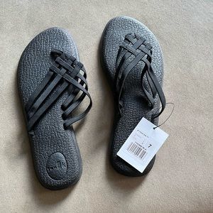 Women’s Sanuk sandals brand new size 7
